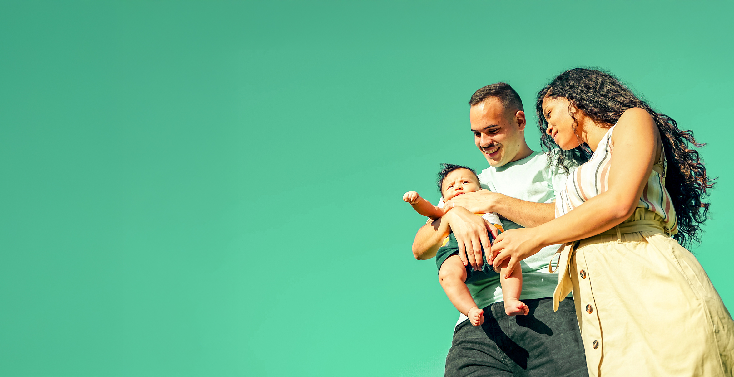 Familia inmigrante recibiendo orientación comunitaria